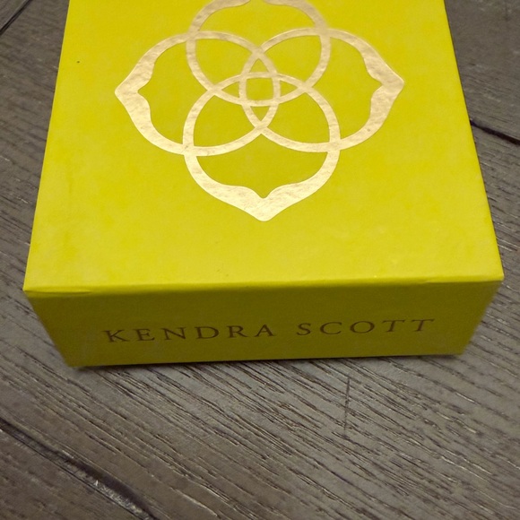 Kendra Scott Elisa Gold Pendant Necklace Green - Picture 3 of 4